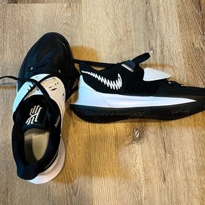 Nike Kyrie 3 Low Basketball shoes size 8.5